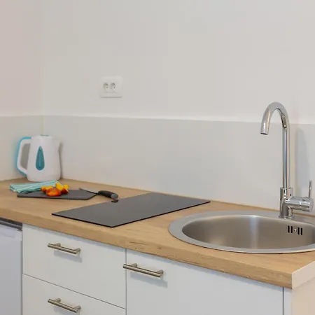 Beachfront Boutique With Free Parking Apartamento Makarska