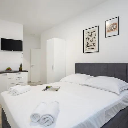 Beachfront Boutique With Free Parking Apartment Makarska